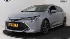 Grijs, metallic lak Gebruikt 2019 Toyota Corolla Executive Stationwagen | € 24.950 (Eerlijke prijs)