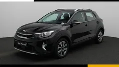 Zwart, metallic lak Gebruikt 2024 Kia Stonic SUV | € 26.400 (Eerlijke prijs)