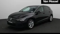 Zwart Gebruikt 2021 VW Golf VIII Life Hatchback | € 19.900 (Eerlijke prijs)