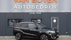 Zwart Gebruikt 2023 Suzuki Vitara Style SUV | € 27.950 (Eerlijke prijs)