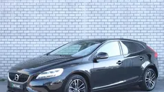 Onyx black (717) Gebruikt 2018 Volvo V40 Stationwagen | € 16.945 (Eerlijke prijs)