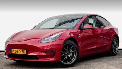 Rood Occasion 2021 Tesla Model 3 Long Range AWD Sedan | € 22.940 (Eerlijke prijs)