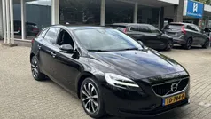 Zwart, metallic lak Gebruikt 2018 Volvo V40 Dynamic Stationwagen | € 14.450 (Goede deal)