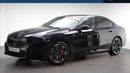 Zwart Gebruikt 2025 BMW 550e M Sport Sedan | € 85.950 (Eerlijke prijs)