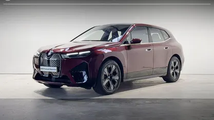 Rood (metallic) Gebruikt 2022 BMW iX Executive SUV | € 58.495 (Eerlijke prijs)