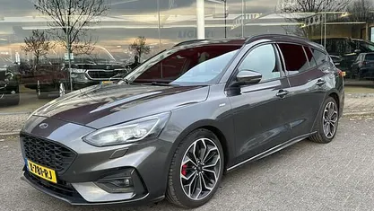Grijs Gebruikt 2018 Ford Focus ST-Line Stationwagen | € 10.900 (Eerlijke prijs)