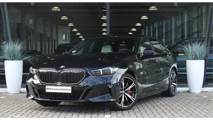 Zwart Gebruikt 2025 BMW 550e M Sport Sedan | € 82.850 (Eerlijke prijs)