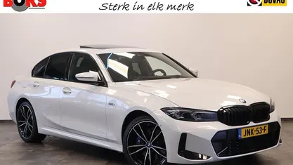 Wit Gebruikt 2023 BMW 330e Comfort Edition Sedan | € 44.850 (Eerlijke prijs)