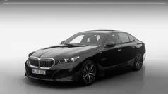 Saphirschwarz metallic (475) (zwart metallic) Nieuw 2025 BMW 530e M Sport Sedan | € 85.977 (Eerlijke prijs)