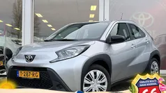 Shimmering silver metallic (grijs metallic) Gebruikt 2024 Toyota Aygo Play Hatchback | € 19.950 (Eerlijke prijs)