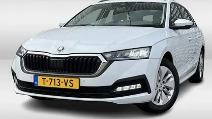 Wit Gebruikt 2023 Skoda Octavia Ambition Stationwagen | € 23.450 (Eerlijke prijs)