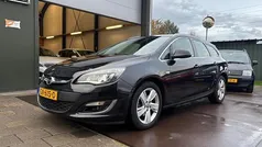 Zwart (metallic) Gebruikt 2015 Opel Astra Sport Stationwagen | € 4.450 (Eerlijke prijs)