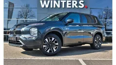Grijs, metallic lak Nieuw 2025 Mitsubishi Outlander Intense SUV | € 52.440 (Eerlijke prijs)