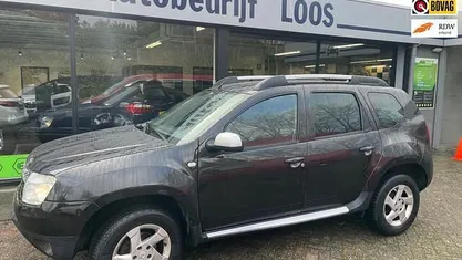 Zwart (metallic) Occasion 2010 Dacia Duster Lauréate SUV | € 5.450 (Eerlijke prijs)