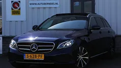 Blauw, metallic lak Gebruikt 2019 Mercedes E300 Premium Plus Stationwagen | € 28.900 (Eerlijke prijs)