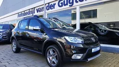 Zwart, metallic lak Gebruikt 2018 Dacia Sandero Lauréate Hatchback | € 10.950 (Eerlijke prijs)