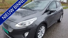 Grijs, metallic lak Gebruikt 2018 Ford Fiesta Titanium Hatchback | € 12.499 (Eerlijke prijs)