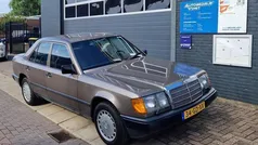 Bruin Gebruikt 1988 Mercedes E260 Sedan | € 8.950