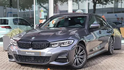 Grijs Gebruikt 2022 BMW 318 M Sport Sedan | € 27.900 (Eerlijke prijs)