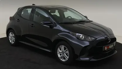 Zwart (metallic) Gebruikt 2025 Mazda 2 Center-Line Hatchback | € 22.990 (Eerlijke prijs)