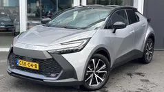 Shimmering silver metallic / zwart dak Gebruikt 2024 Toyota C-HR Edition SUV | € 34.400 (Goede deal)