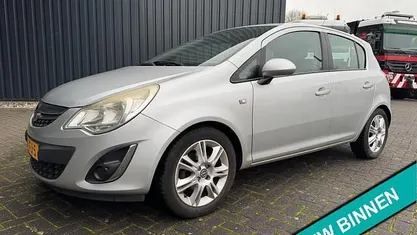 Grijs (metallic) Gebruikt 2011 Opel Corsa Edition Hatchback | € 2.999 (Goede deal)
