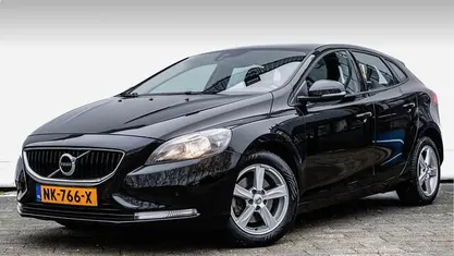 Zwart Gebruikt 2016 Volvo V40 Momentum Hatchback | € 9.940 (Eerlijke prijs)