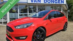 Rood Gebruikt 2016 Ford Focus ST-Line Hatchback | € 9.895 (Eerlijke prijs)