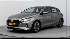 Brass metallic (r3w) Gebruikt 2022 Hyundai i20 Comfort Hatchback | € 15.900 (Eerlijke prijs)
