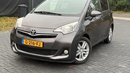 Occasion Toyota Verso-S 99 PK (72 kW) 2013 Grijs (metallic) MPV