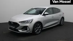 Grijs Gebruikt 2023 Ford Focus ST-Line Hatchback | € 24.945 (Eerlijke prijs)