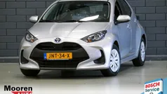 Grijs Gebruikt 2022 Toyota Yaris Hybrid Comfort Hatchback | € 19.950 (Eerlijke prijs)