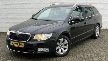 Zwart (metallic) Occasion 2012 Skoda Superb Stationwagen | € 3.750 (Eerlijke prijs)