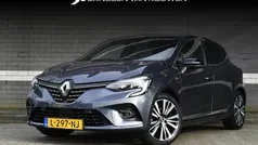 Grijs Gebruikt 2021 Renault Clio V Initiale Paris Hatchback | € 20.935 (Eerlijke prijs)