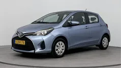 Light blue metallic (licht blauw metallic) Gebruikt 2015 Toyota Yaris Hatchback | € 10.245 (Eerlijke prijs)