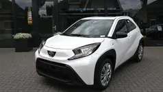 Gebruikt 2025 Toyota Aygo Play Hatchback | € 20.450 (Eerlijke prijs)