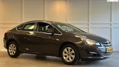 Grijs, metallic lak Gebruikt 2015 Opel Astra Sedan | € 11.250 (Eerlijke prijs)