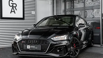 Zwart (metallic) Occasion 2022 Audi RS5 Sportback Competition Hatchback | € 88.950 (Eerlijke prijs)