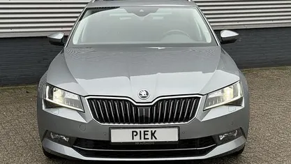 Grijs Gebruikt 2016 Skoda Superb Style Hatchback | € 24.999 (Eerlijke prijs)