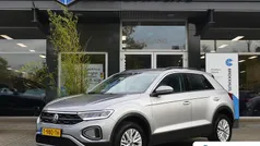 Gebruikt 2023 VW T-Roc Life SUV | € 25.695 (Eerlijke prijs)