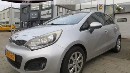 Grijs Gebruikt 2013 Kia Rio Plus Hatchback | € 4.900 (Eerlijke prijs)