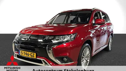 Rood Occasion 2023 Mitsubishi Outlander P-HEV Intense SUV | € 24.540 (Super prijs)
