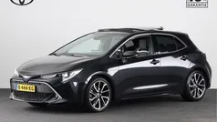 Night sky black metallic (donker zwart metallic) Gebruikt 2021 Toyota Corolla Premium Hatchback | € 24.945 (Eerlijke prijs)