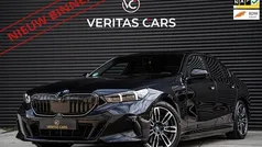 Zwart, metallic lak Gebruikt 2024 BMW 550e M Sport Sedan | € 84.950 (Super prijs)