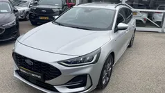Grijs Gebruikt 2022 Ford Focus ST-Line Stationwagen | € 18.445 (Eerlijke prijs)