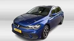 Blauw, metallic lak Gebruikt 2023 VW Polo Life Hatchback | € 19.950 (Eerlijke prijs)