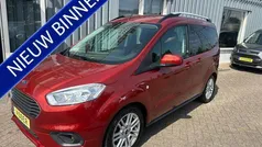 Rood, metallic lak Gebruikt 2017 Ford Tourneo Courier Titanium MPV | € 10.950 (Goede deal)