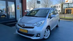 Grijs, metallic lak Gebruikt 2012 Toyota Verso-S MPV | € 11.950 (Eerlijke prijs)