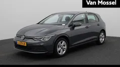 Grijs Gebruikt 2021 VW Golf VIII Life Hatchback | € 21.900 (Eerlijke prijs)
