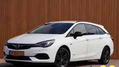 Wit, metallic lak Gebruikt 2022 Opel Astra Design & Tech Stationwagen | € 14.440 (Eerlijke prijs)